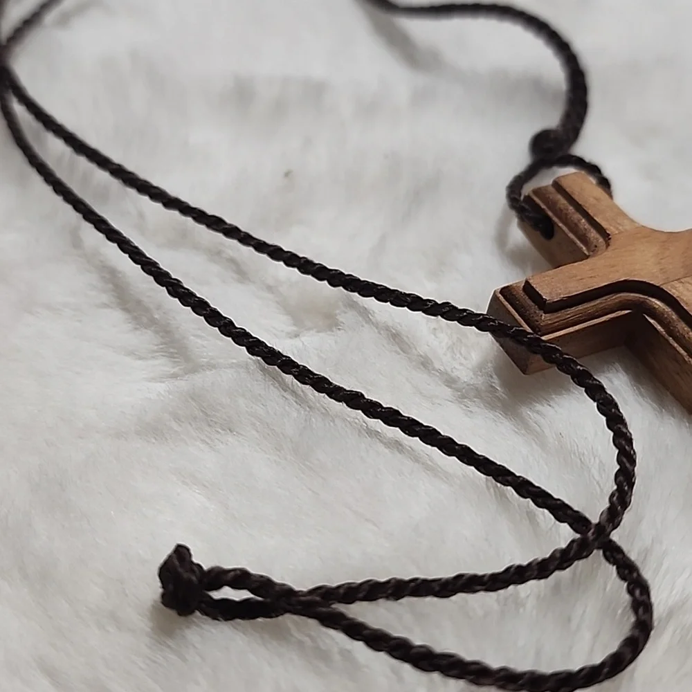 HANDMADE HAND CARVED WOOD CROSS ✝️ NECKLACE. - Picture 3 of 4